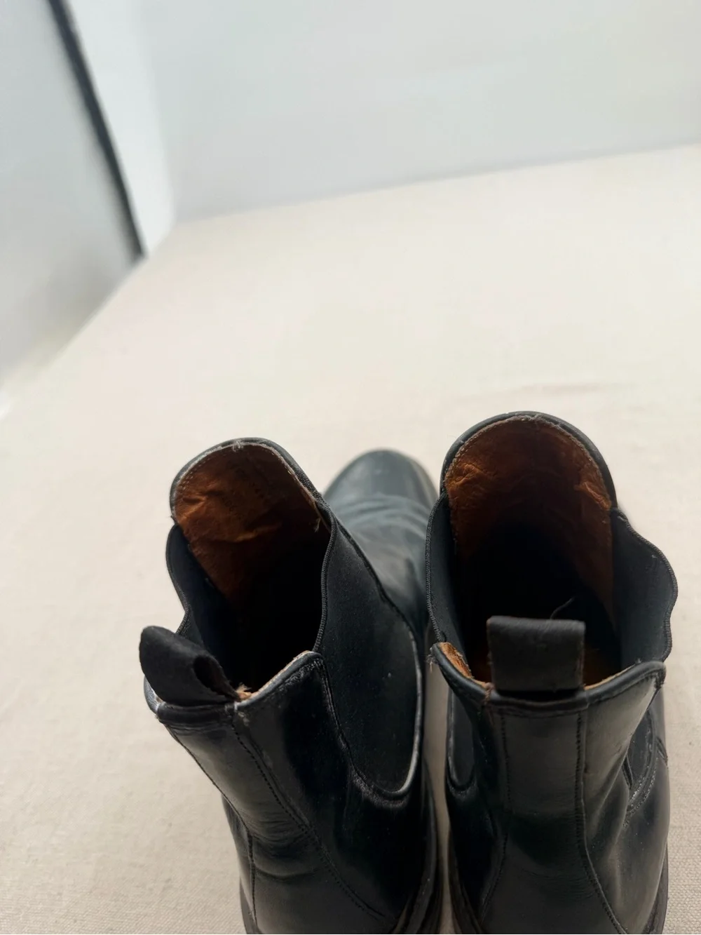 Frye Black Leather Chelsea Boots for Men - Classic Slip-On Style